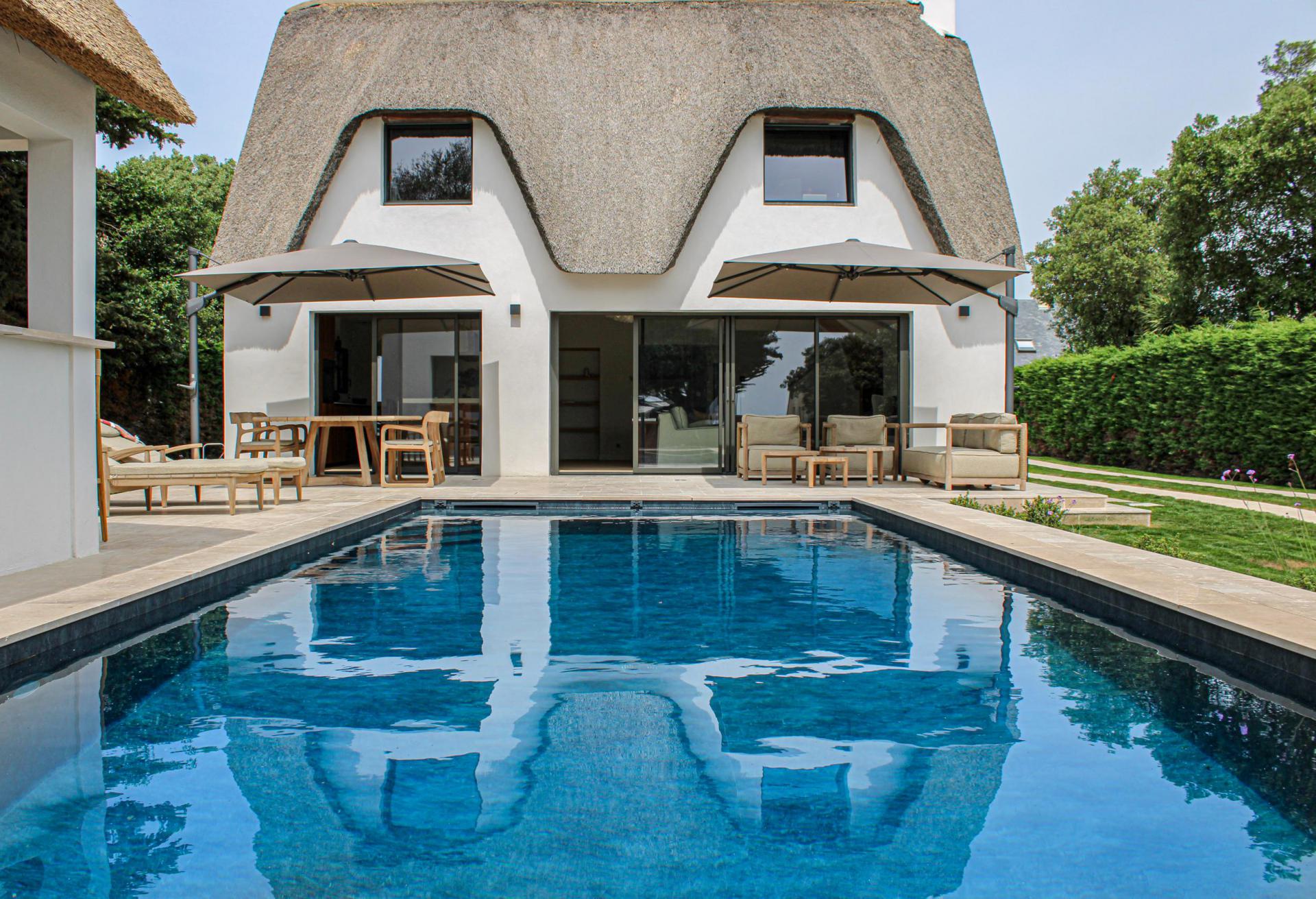 PHOTO GROS PLAN PISCINE ET MAISON