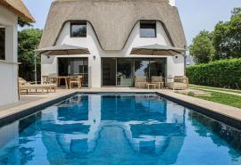 PHOTO GROS PLAN PISCINE ET MAISON