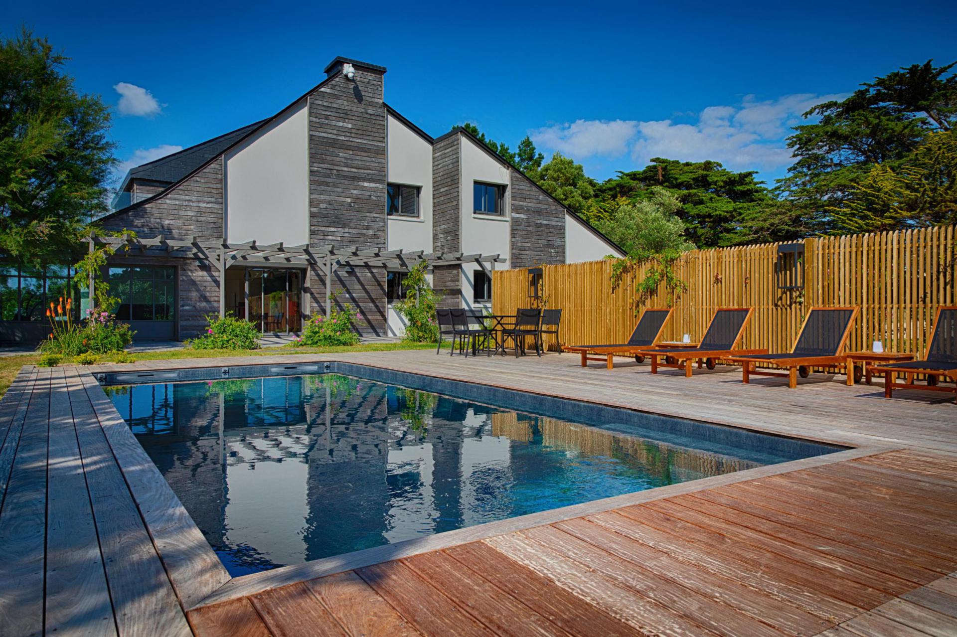 Piscine avec maison en fond