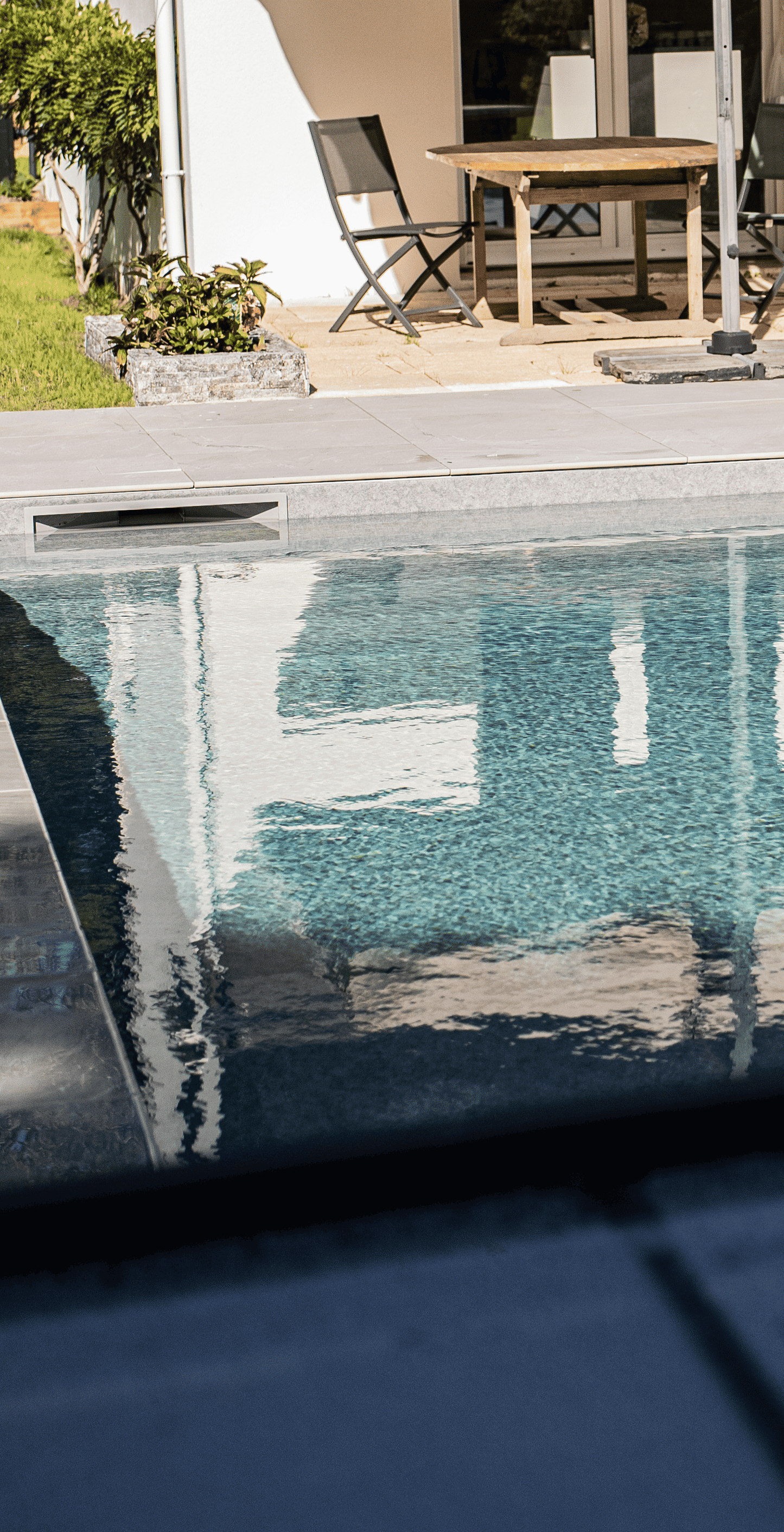 PISCINE AVEC UNE MAISON DERRIERE