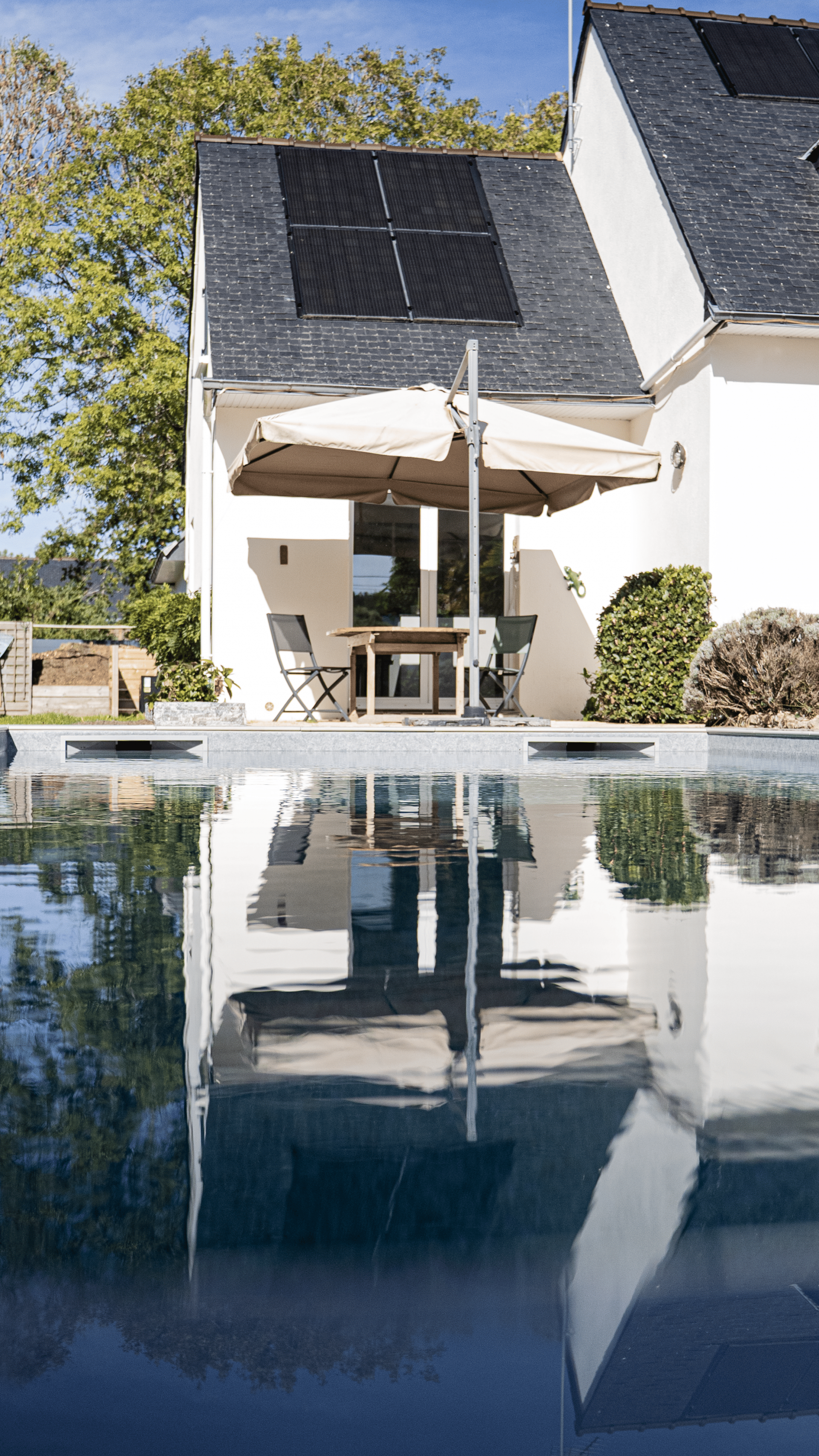 PISCINE AVEC UNE MAISON DERRIERE