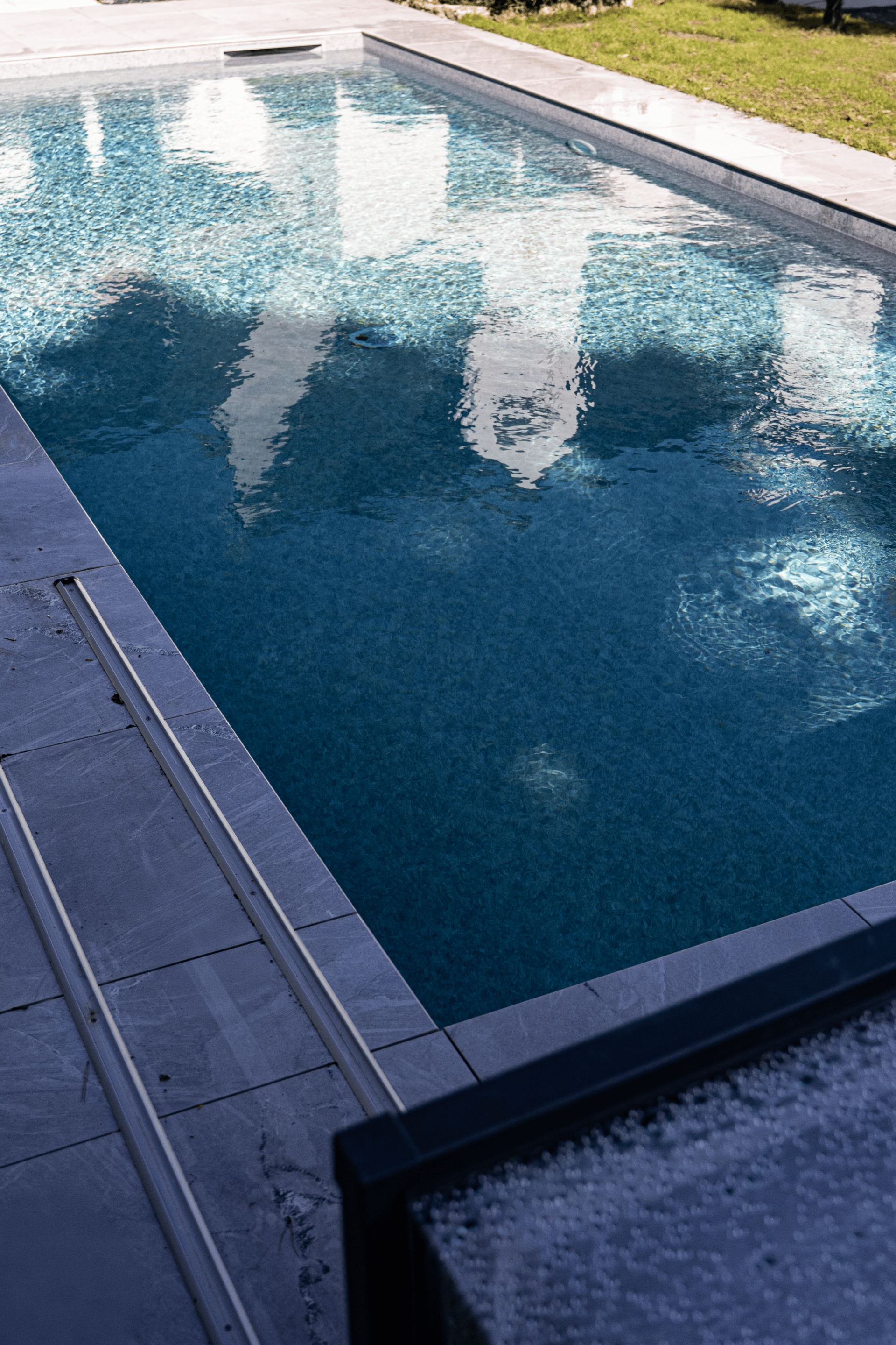 PISCINE ET SON ABRIS