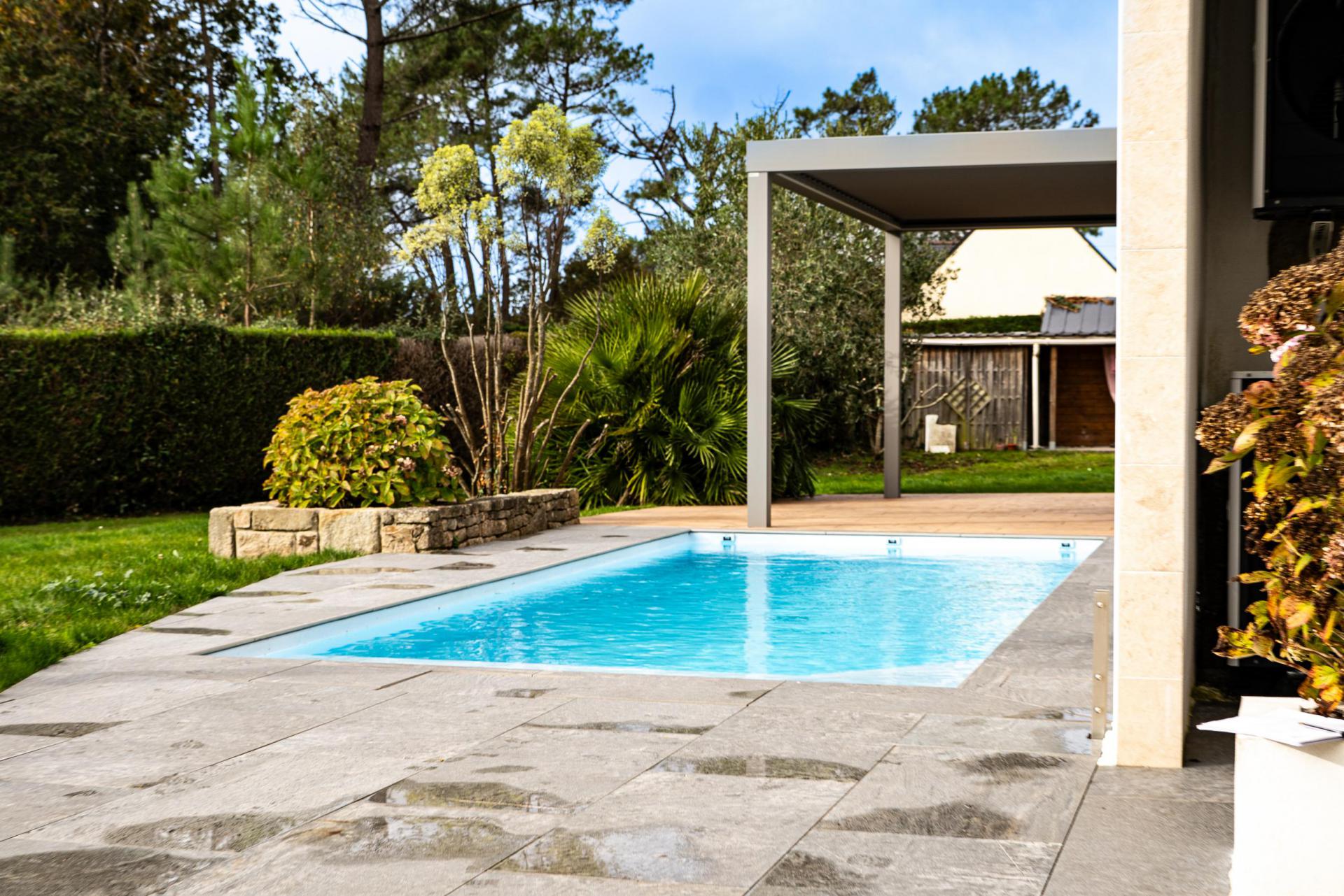 PISCINE AVEC PERGOLAT BIOCLIMATIQUE DERRIERE