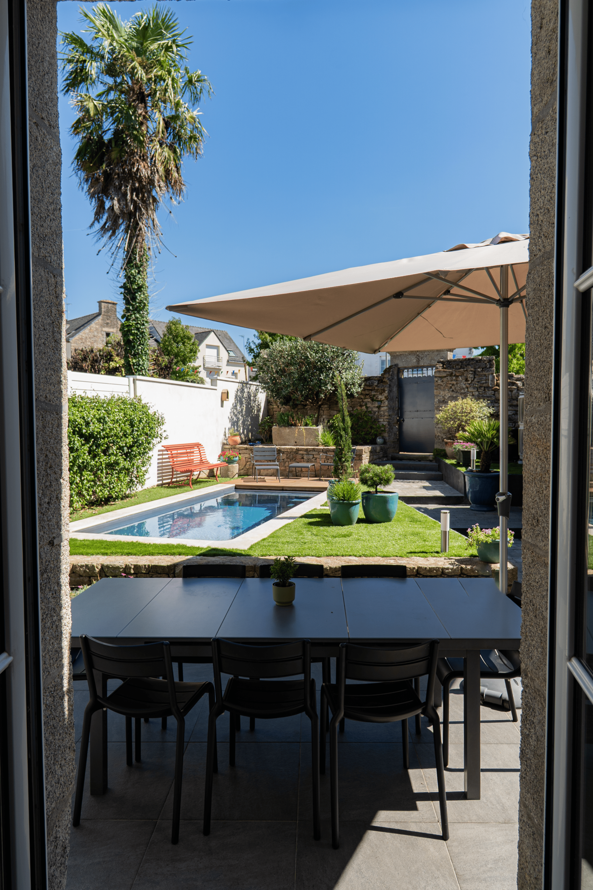 PHOTO TERRASSE ET PISCINE EN FOND